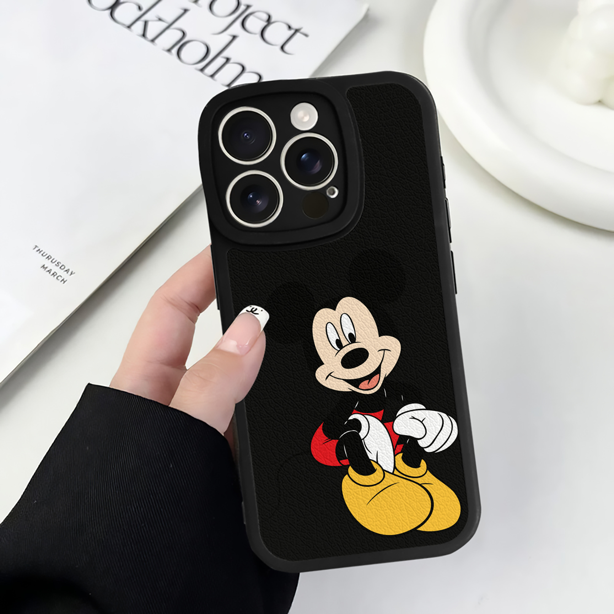 （画像用） ミッキーマウス Mickey Mouse 【iPhone 16シリーズ対応】シリコンスマホケース（レザー調） 材質：シリコン